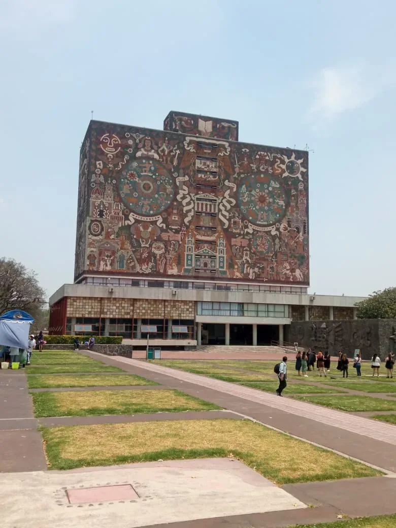 Explanada de la Biblioteca Central de la UNAM