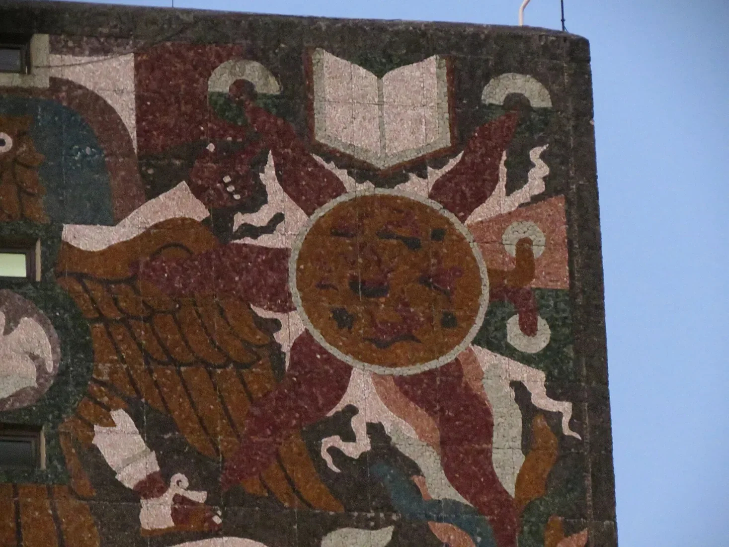 Detalle del mural de la Biblioteca Central de la UNAM