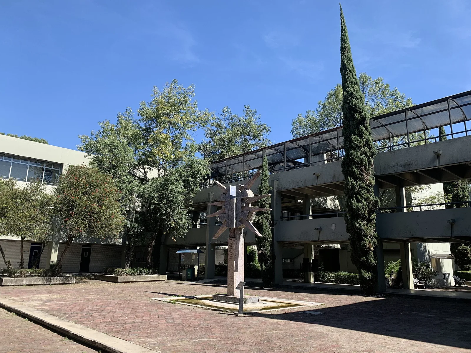 Explanada del Centro de Enseñanza de Idiomas de la FES Acatlán