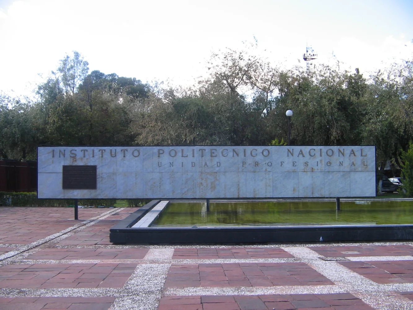 Acceso a la Unidad Profesional Adolfo López Mateos del Instituto Politécnico Nacional