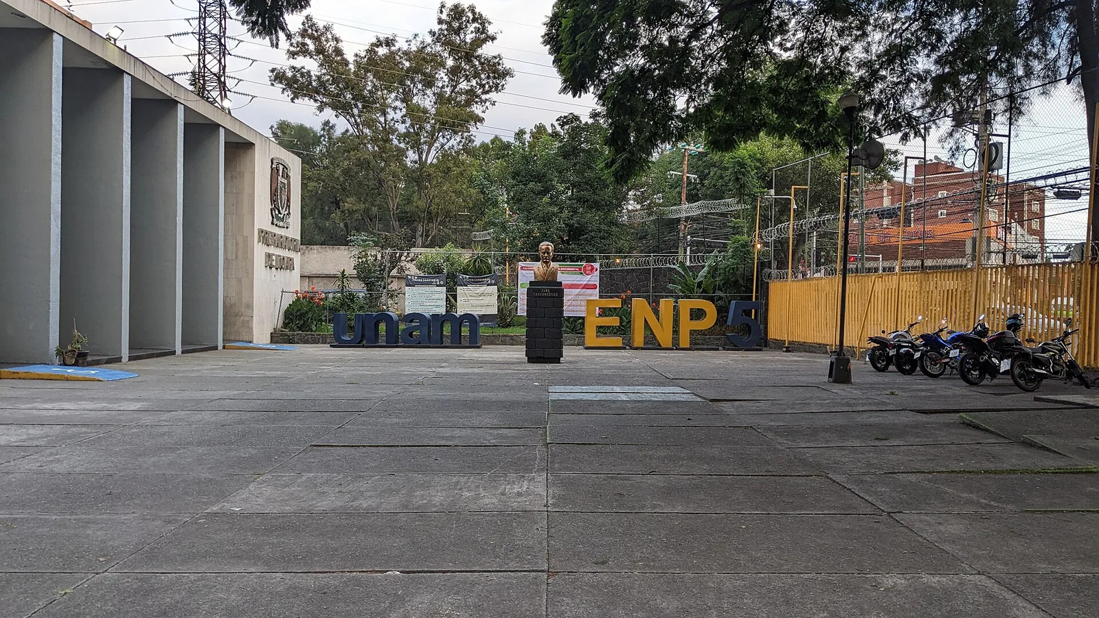 Explanada de la Escuela Nacional Preparatoria 5 José Vasconcelos