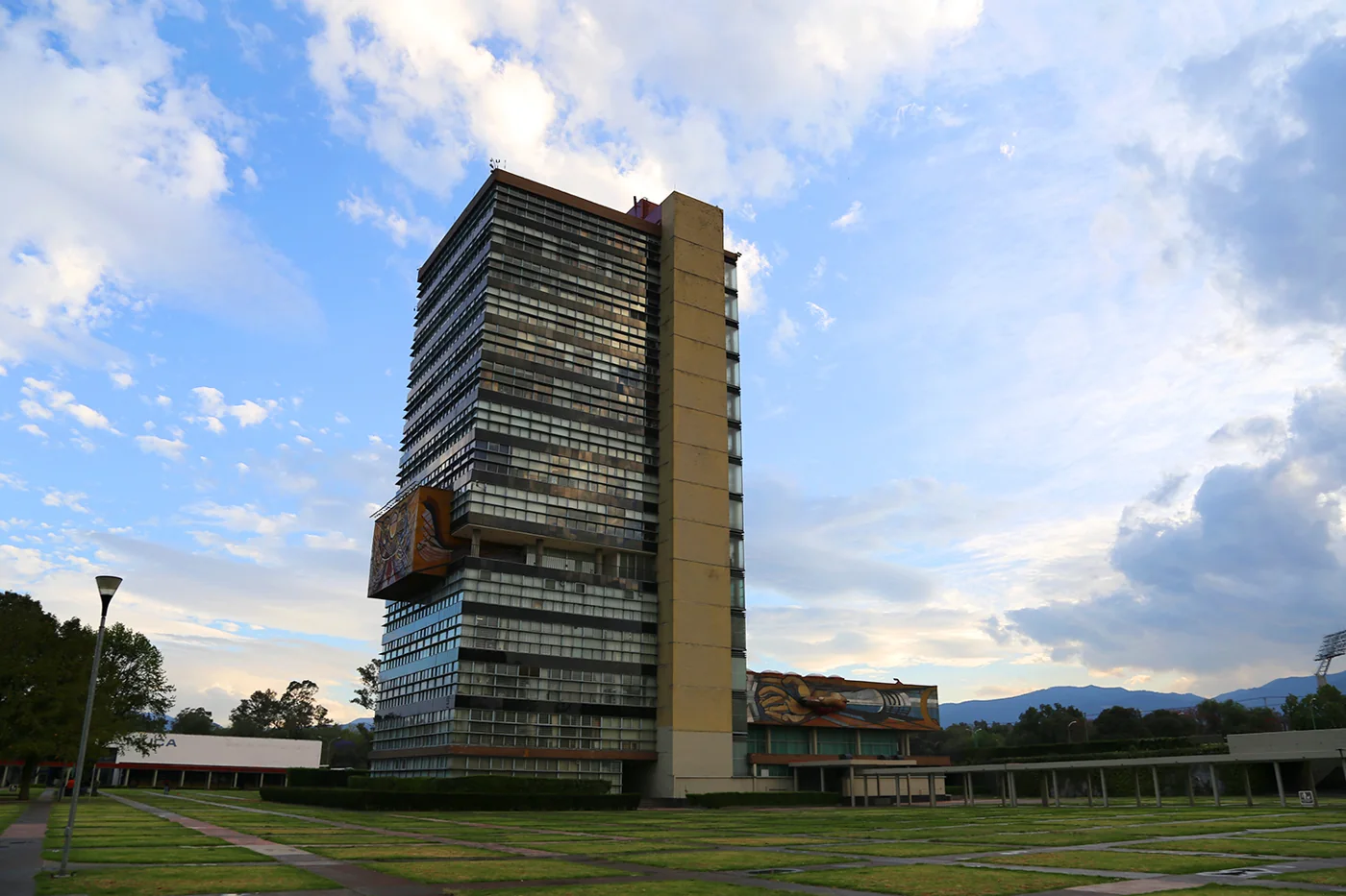 Torre de Rectoría y explanada de Ciudad Universitaria, UNAM