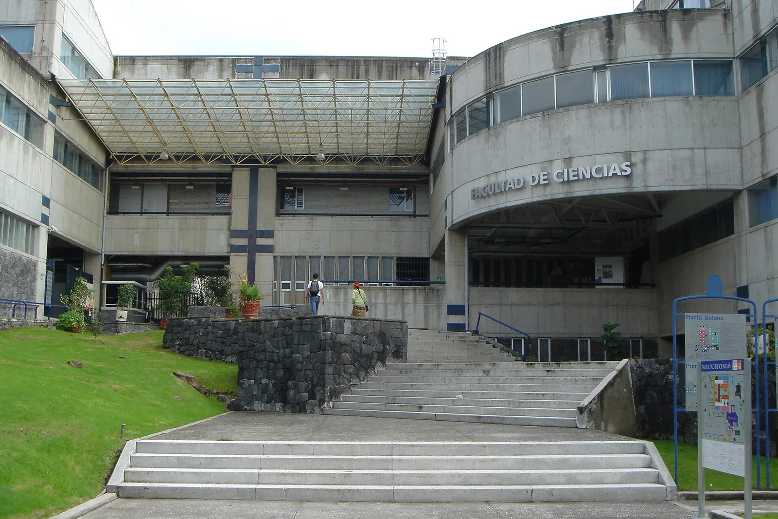 Entrada al edificio Tlahuizcalpan de la Facultad de Ciencias de la UNAM, en Ciudad Universitaria