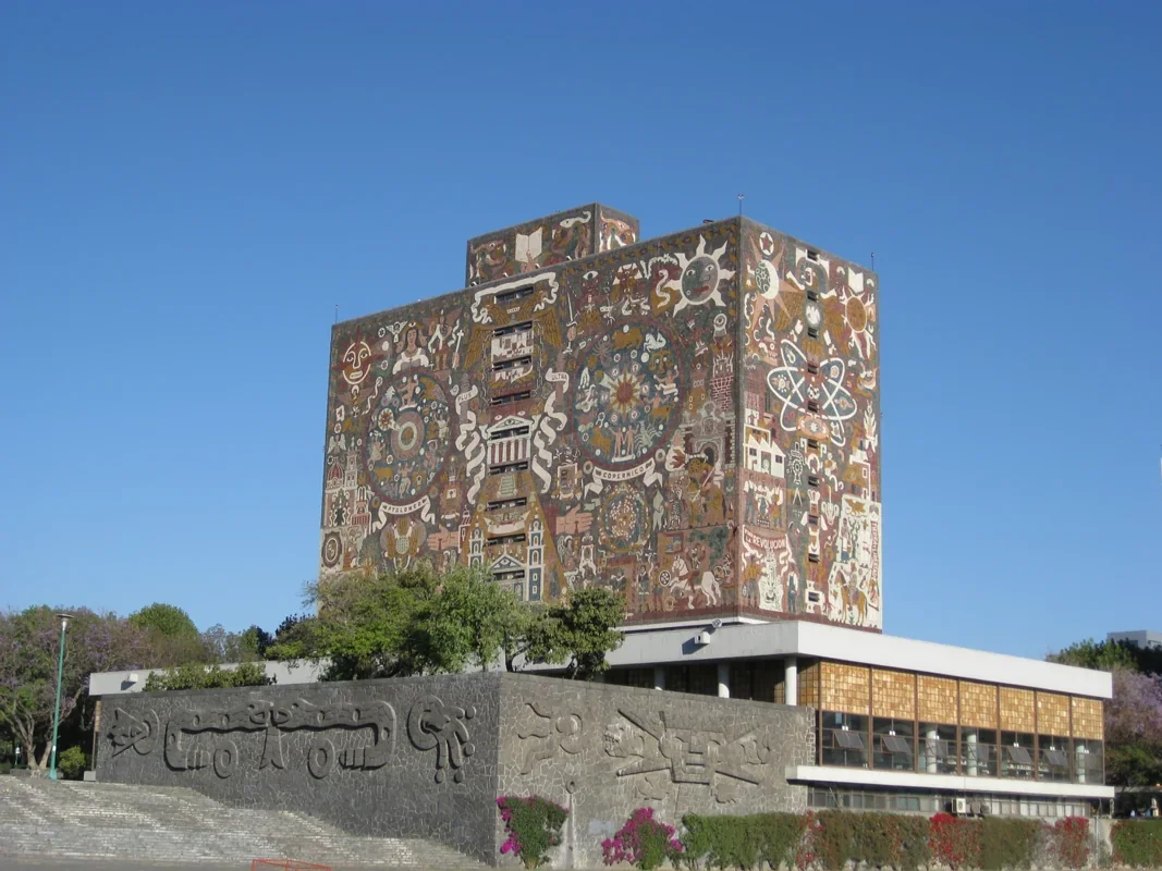 Biblioteca Central de Ciudad Universitaria bajo un cielo azul