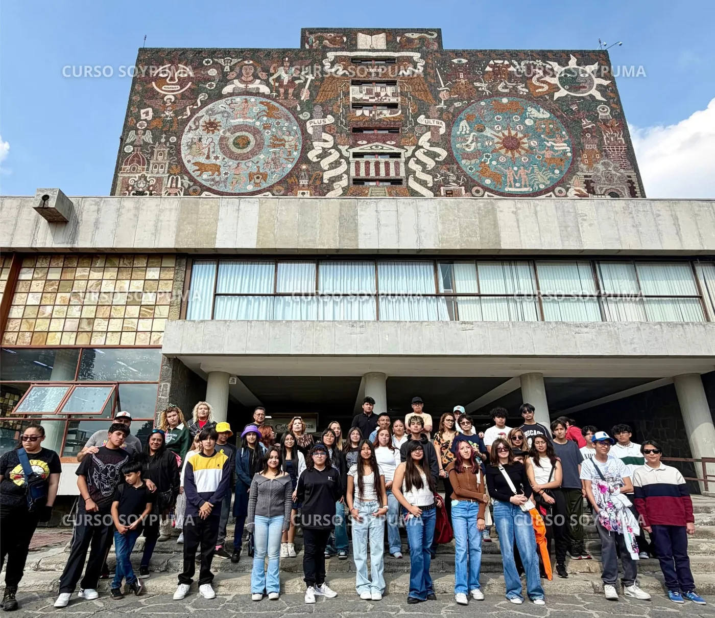 Comunidad SOYPUMA reunida frente a la Biblioteca Central