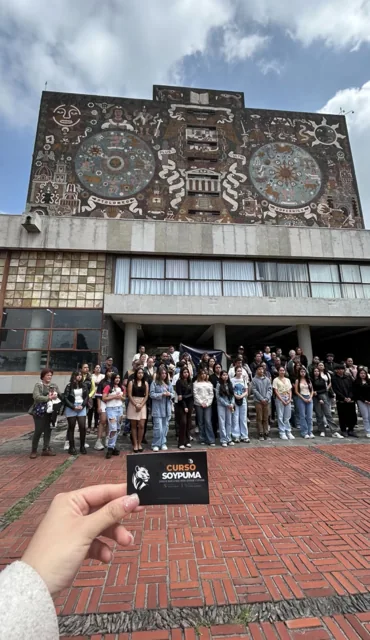 Un momento de nuestra comunidad junto a la Biblioteca Central.