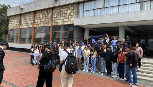 Alumnos y acompañantes reunidos en Ciudad Universitaria.