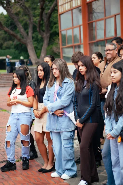 La comunidad reunida durante una actividad.