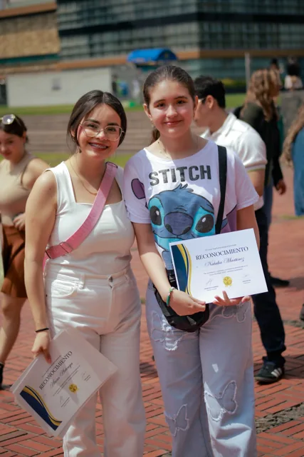 Entrega de un reconocimiento en Ciudad Universitaria.