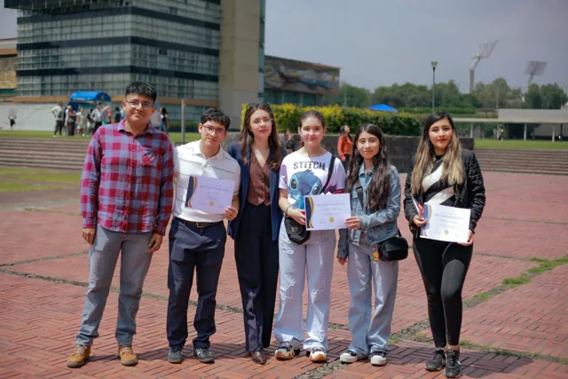 Integrantes de la comunidad con sus reconocimientos en Ciudad Universitaria.